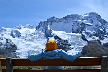 Ławeczka z widokiem na Alpy