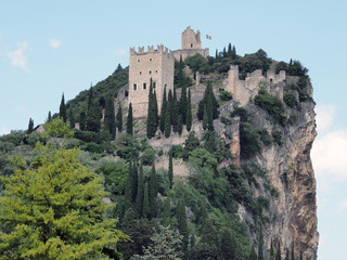 Fototapeta na wymiar Burgruine der Grafen von Arco am nördlichen Gardasee