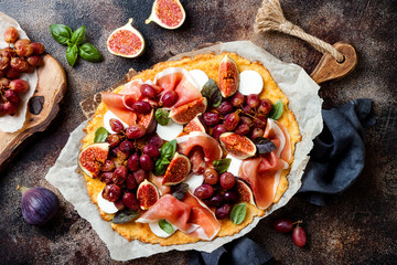 Cauliflower pizza crust with figs, proscuitto, goat's cheese and red grapes. Grain free, low carb,...