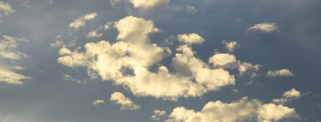 Lichtstimmung am Abend bei Sonnenuntergang - Wolken und Himmel
