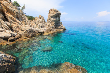 Obraz premium scenic rocks formations and beautiful seascape on summer day