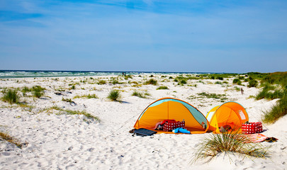 BORNHOLM - DUEODDE FYR, windbreaks on the beach,tents © Robert