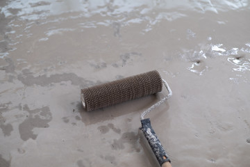 Stachelwalze über flüssiger Bodenausgleichsmasse