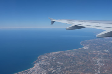 Blick aus dem Flugzeug im Süden von Portugal