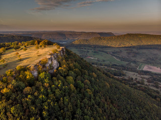 Fototapeta premium Felder - Wald - Wiesen - Berge - Landschaft - Luftbild