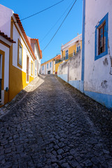 Häuser und Strassen am Wanderweg „Rota Vicentina“ (Historischer Weg, Fischerweg) im Süden von Portugal  