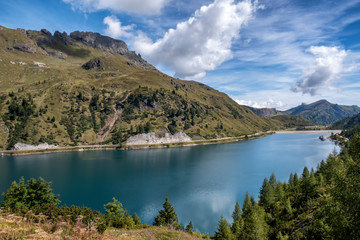Paesaggio di montagna con lago e diga