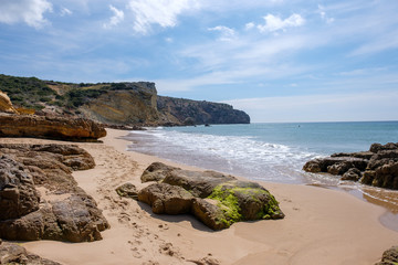 Küste, Klippen und Meer am Wanderweg „Rota Vicentina“ (Historischer Weg, Fischerweg) im Süden von Portugal  