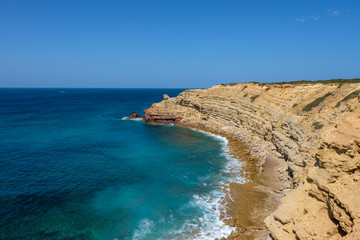 Küste, Klippen und Meer am Wanderweg „Rota Vicentina“ (Historischer Weg, Fischerweg) im Süden von Portugal  