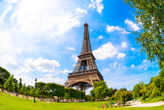 Eiffelturm in Paris an einem wundersch&ouml;nen Sommertag mit strahlend blauem Himmel im Hintergrund