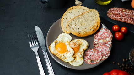 Pyszne fit śniadanie. Jajko sadzone ze świeżym pieczywem. Widok z góry. © PhotoHunter