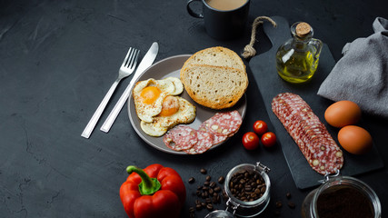 Pyszne fit śniadanie. Jajko sadzone ze świeżym pieczywem. Widok z góry. © PhotoHunter