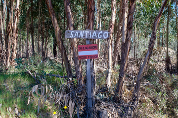 Wegweiser und Wegzeichen am Fernwanderweg „Rota Vicentina“ (Historischer Weg, Fischerweg) im Süden von Portugal 