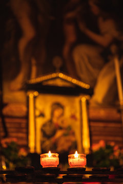 brennende kerzen in einer kirche