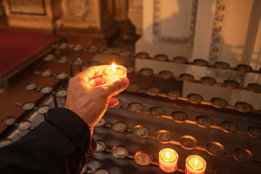 person h&auml;lt eine brennende kerze in der hand