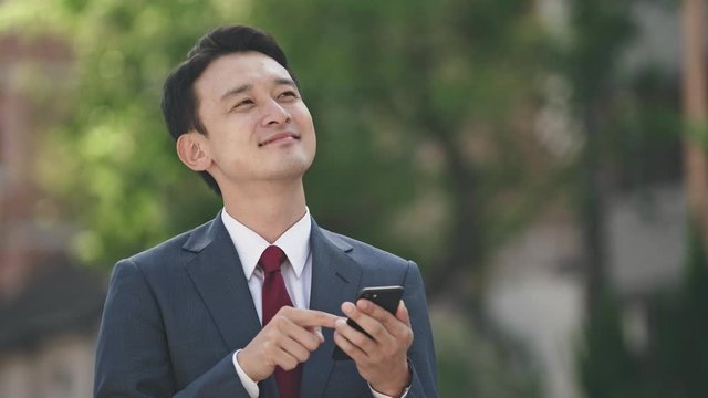 電話をするビジネスマン