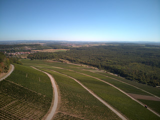 Aussicht über Weinberge, Wälder und Dörfer