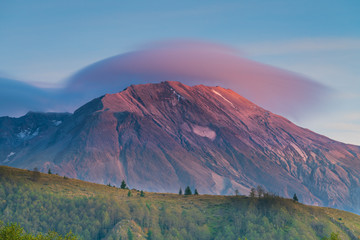 Fototapeta premium Mountain Clouds and Pink Skies