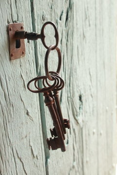 Trousseau de clés sur une vieille porte