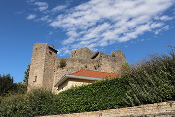 Vestiges du château médiéval et du donjon du village de Saint Germain au Mont d'Or - France