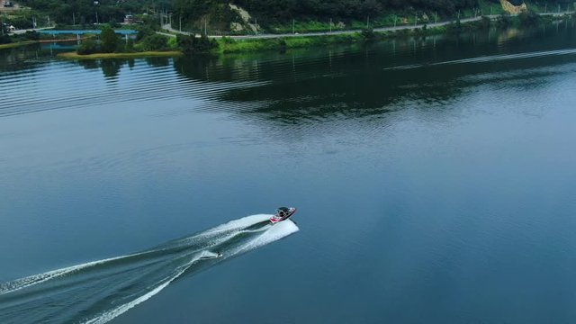 waterboard that rises to the surface of the water.