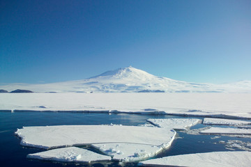 Mount Erebus from Mc Murdo sound Antartica - obrazy, fototapety, plakaty