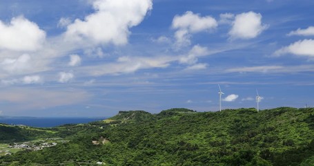 海の見える高台　流れる雲と風力発電