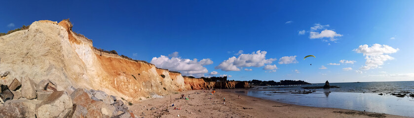 Fototapeta na wymiar Paysage de Bretagne - plage de la mine d'or dans le morbihan