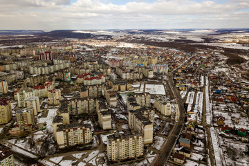 Obraz premium Widok z góry na zimowy krajobraz miasta z wysokimi budynkami. Fotografia lotnicza z drona.