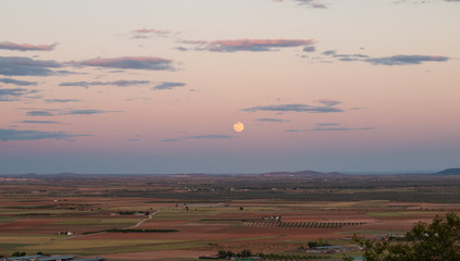 Atardecer en La Mancha con luna llena