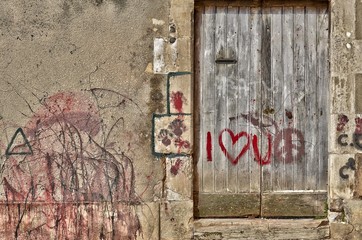 porte en bois taguée I love you