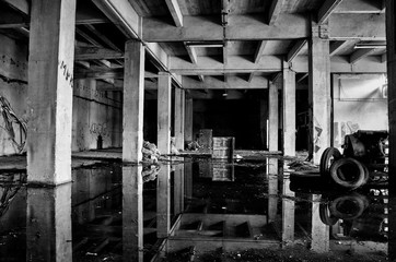 Une ancienne usine abandonnée. Une usine inondée. Inondation dans une usine abandonnée. Urbex. Un bâtiment industriel abandonné.