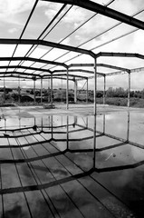 charpente métallique. squelette d'une toiture. reflets d'une charpente d'une usine abandonnée. poutrelle métallique