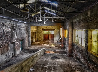 Fototapeta na wymiar Une ancienne usine abandonnée. Une vieille usine abandonnée. Un entrepôt abandonné.