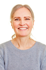 Frontales Gesicht einer lächelnden Seniorin