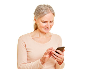 Alte Frau beim Spielen auf Smartphone