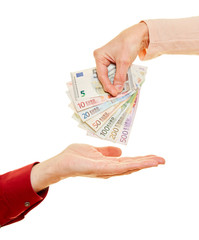 Frau gibt Mann Geld in Form von Euro Geldscheinen