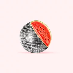 Ungewöhnliche Kombination von üblichen Dingen. Discokugel als Wassermelone auf trendigem Korallenhintergrund. Negativer Raum. Modernes Design. Exemplar. Zeitgenössische Kunst. Kreative konzeptionelle und farbenfrohe Collage. © master1305