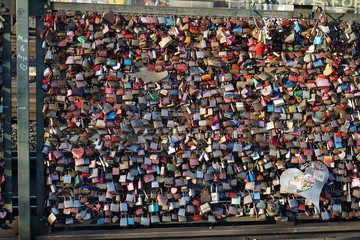 Obraz premium Ein Geländer voller Liebesschlösser auf der Hohenzollern Brücke in Köln