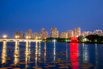 Obraz premium The city at night is by the river