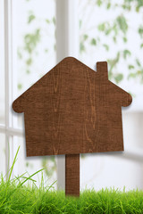 Maison à vendre, panneau en bois avec espace pour du texte.