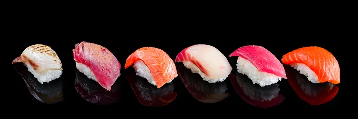 Foto op Plexiglas sushi set nigiri op een zwarte achtergrond © smspsy