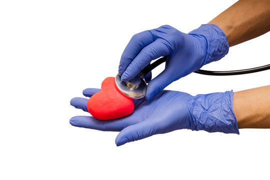 Herz Untersuchung mit Stethoskop im blauen Latexhandschuhe