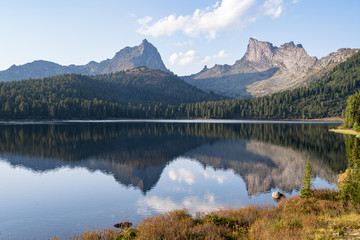 Fototapeta na wymiar Mountain lake, Ergaki National Park. The picturesque lake, which is lost in the endless mountain landscapes.