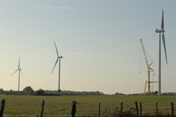 Fototapeta premium Chantier de contrustion d'éoliennes
