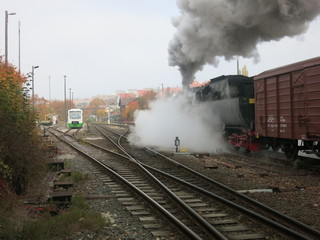 Fototapeta na wymiar ein Güterzug fährt mit einer Dampflok davon