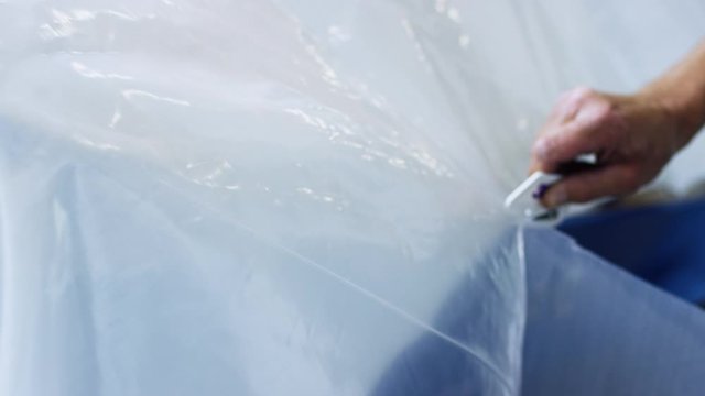 Schneiden der Folie auf einem Schiff - Cutting of the foil on a ship