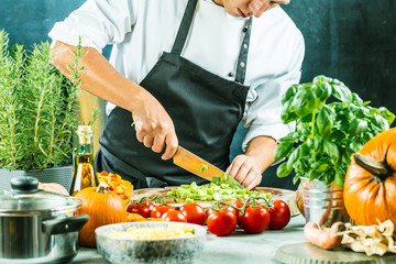 Chef Koch schneidet frischen sellerie in der restaurant küche
