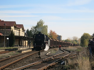 Obraz premium Güterzug mit Dampflok abfahrbereit