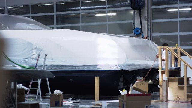 Mann erhitzt die Folie eines Bootes in der Entfernung - Man heats up the foil of a ship in the distance